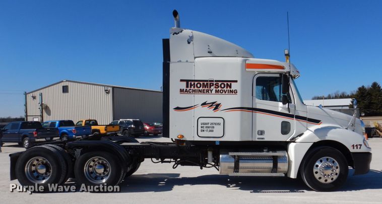 image for item IM9864 2004 Freightliner Columbia 120  semi truck