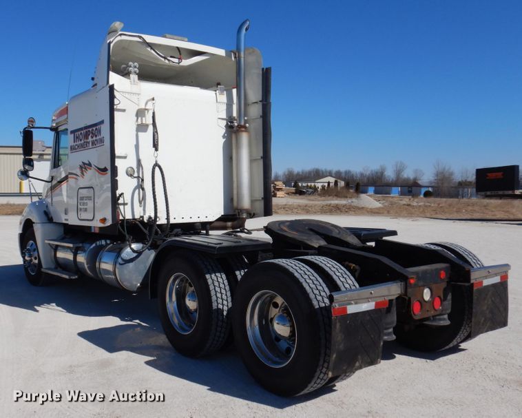 image for item IM9864 2004 Freightliner Columbia 120  semi truck