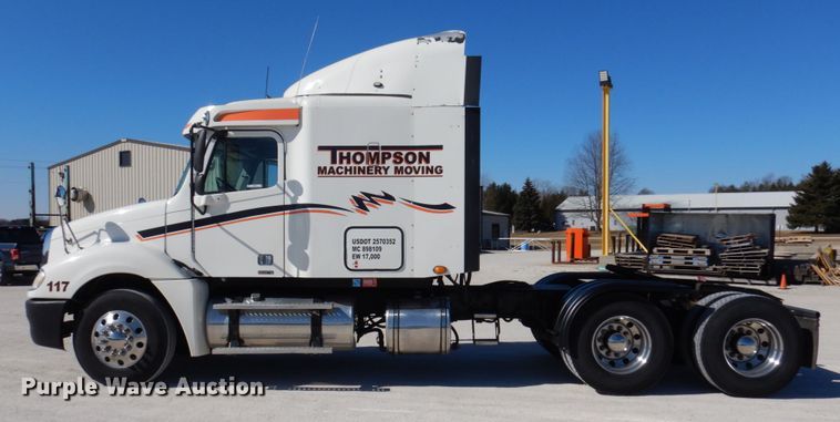 image for item IM9864 2004 Freightliner Columbia 120  semi truck