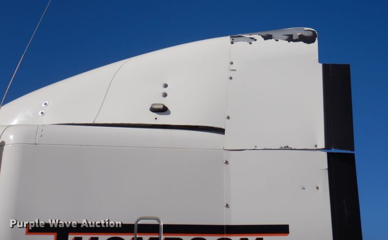 image for item IM9864 2004 Freightliner Columbia 120  semi truck