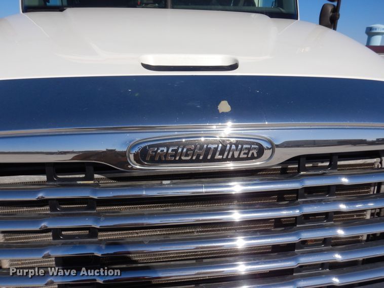 image for item IM9864 2004 Freightliner Columbia 120  semi truck