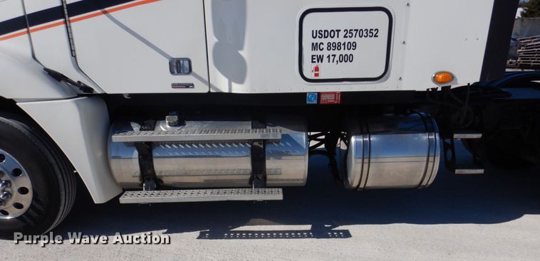 image for item IM9864 2004 Freightliner Columbia 120  semi truck