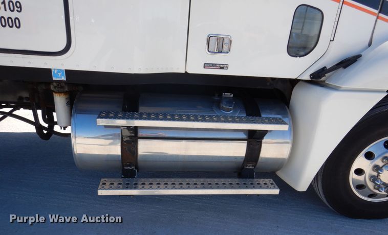 image for item IM9864 2004 Freightliner Columbia 120  semi truck