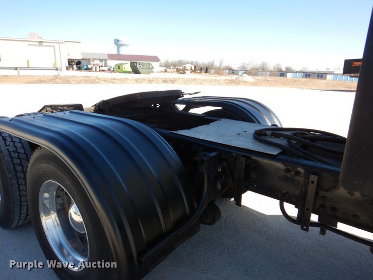 image for item IM9864 2004 Freightliner Columbia 120  semi truck