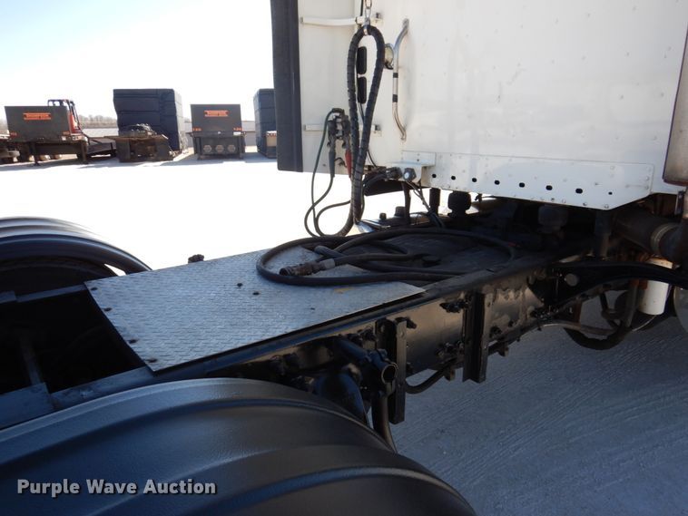 image for item IM9864 2004 Freightliner Columbia 120  semi truck