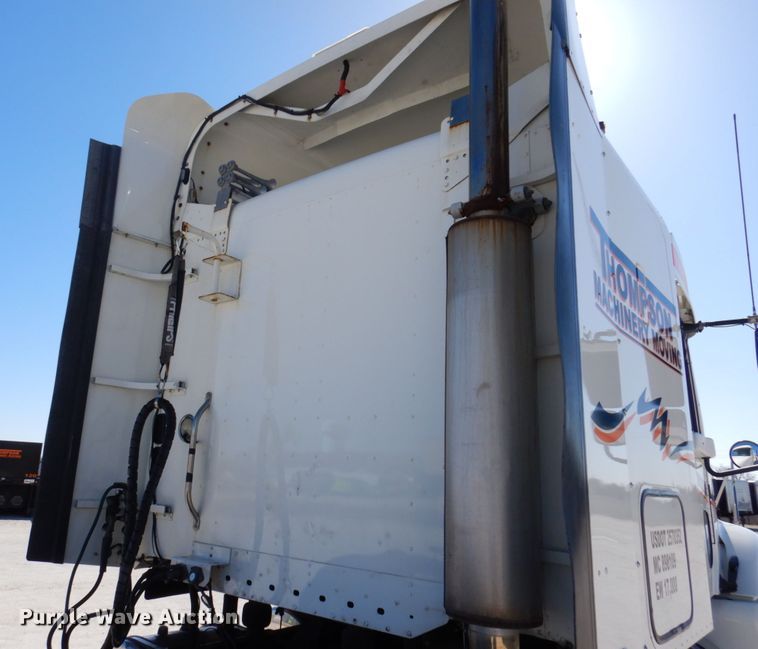 image for item IM9864 2004 Freightliner Columbia 120  semi truck