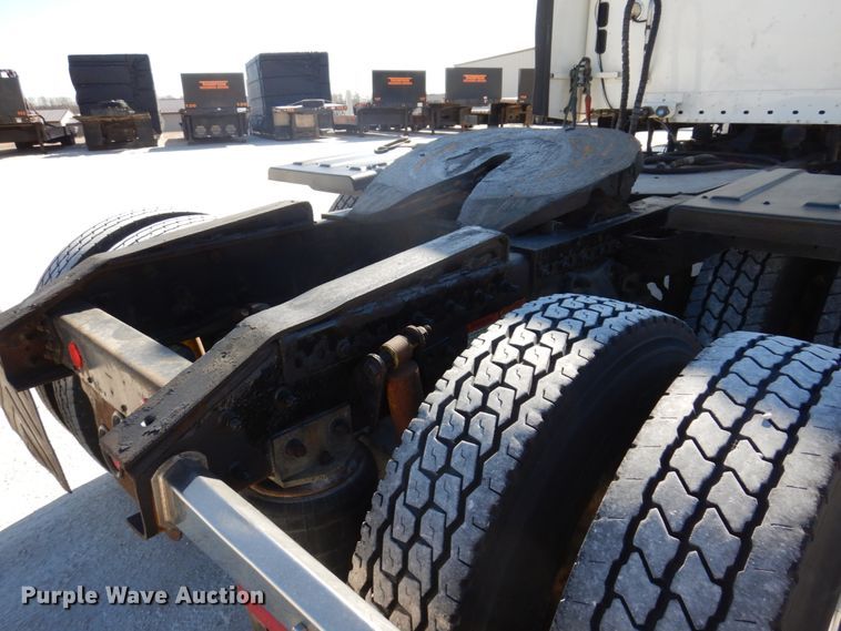 image for item IM9864 2004 Freightliner Columbia 120  semi truck