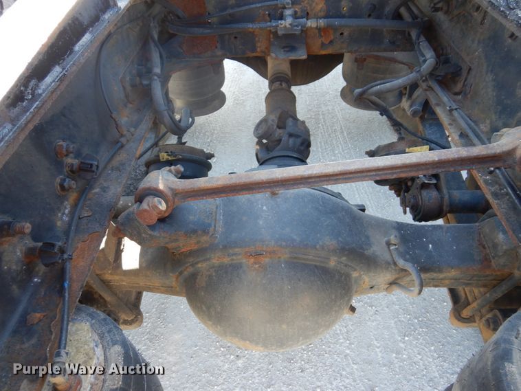 image for item IM9864 2004 Freightliner Columbia 120  semi truck