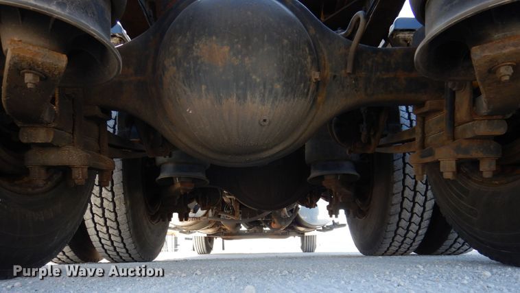 image for item IM9864 2004 Freightliner Columbia 120  semi truck