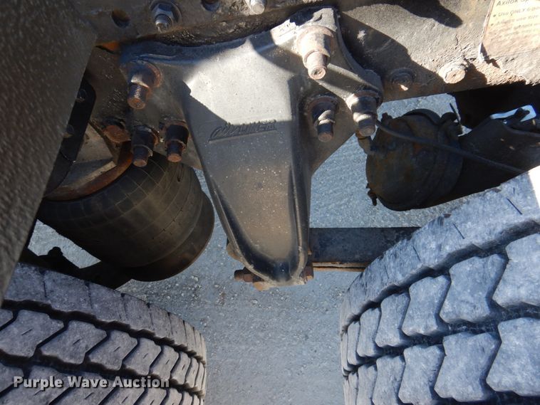 image for item IM9864 2004 Freightliner Columbia 120  semi truck