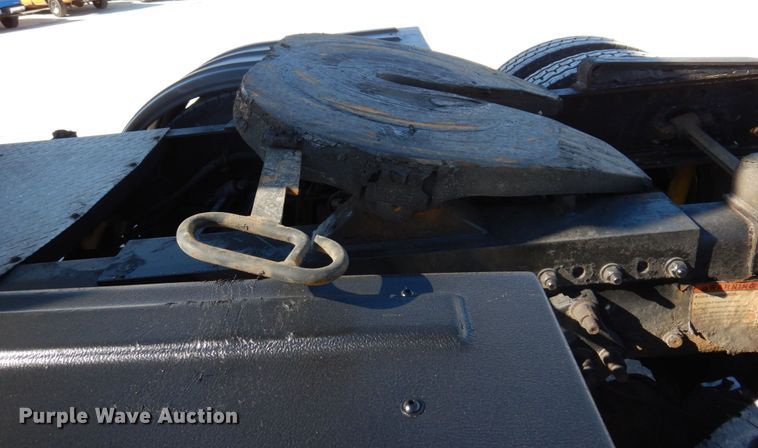 image for item IM9864 2004 Freightliner Columbia 120  semi truck