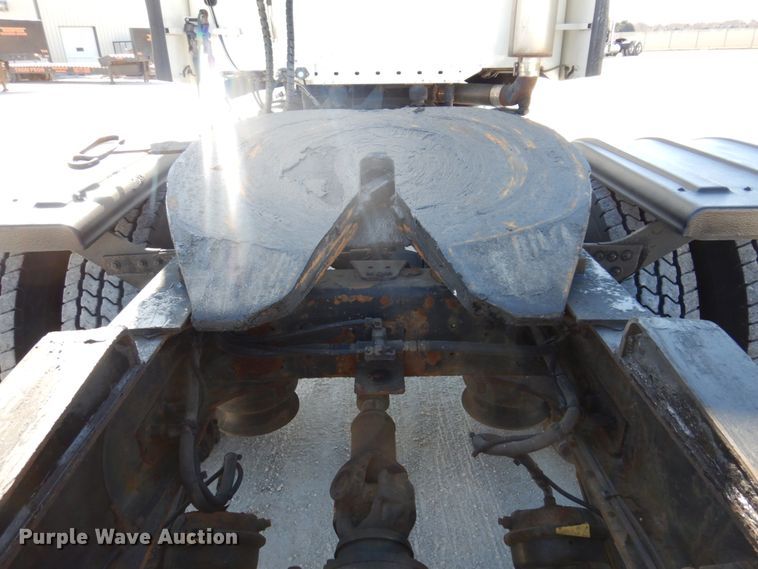 image for item IM9864 2004 Freightliner Columbia 120  semi truck