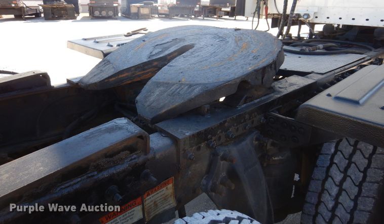 image for item IM9864 2004 Freightliner Columbia 120  semi truck