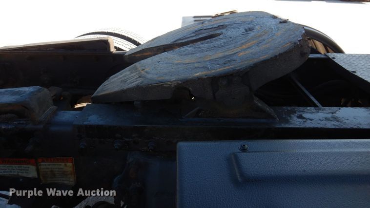 image for item IM9864 2004 Freightliner Columbia 120  semi truck