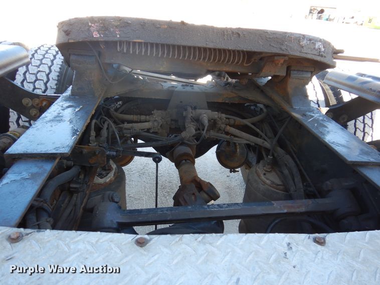 image for item IM9864 2004 Freightliner Columbia 120  semi truck