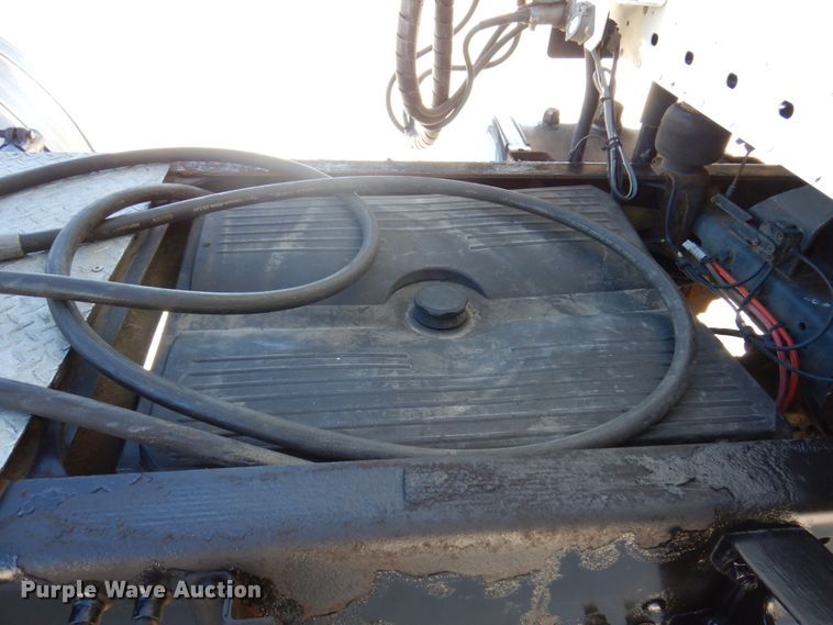 image for item IM9864 2004 Freightliner Columbia 120  semi truck