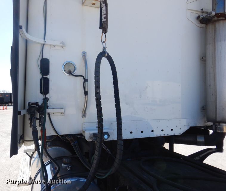 image for item IM9864 2004 Freightliner Columbia 120  semi truck