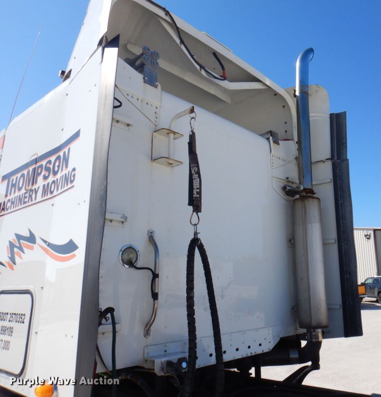 image for item IM9864 2004 Freightliner Columbia 120  semi truck