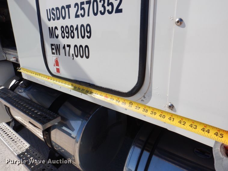 image for item IM9864 2004 Freightliner Columbia 120  semi truck