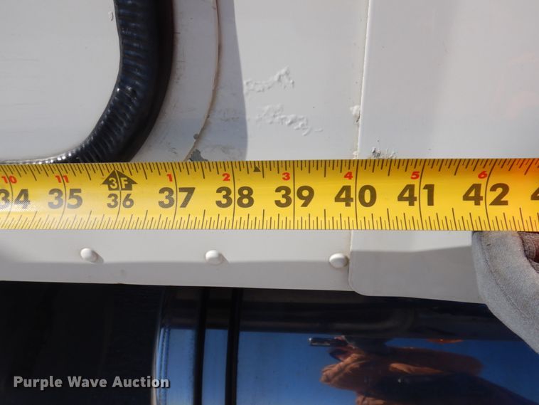 image for item IM9864 2004 Freightliner Columbia 120  semi truck