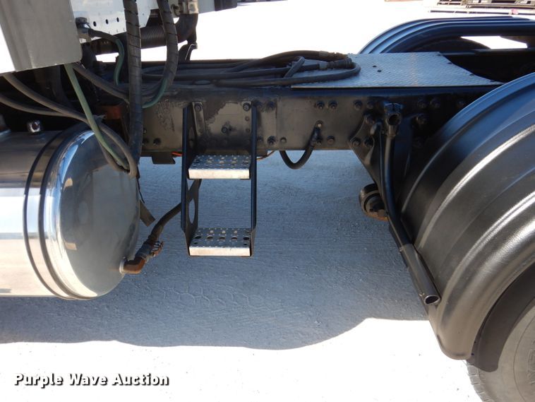 image for item IM9864 2004 Freightliner Columbia 120  semi truck