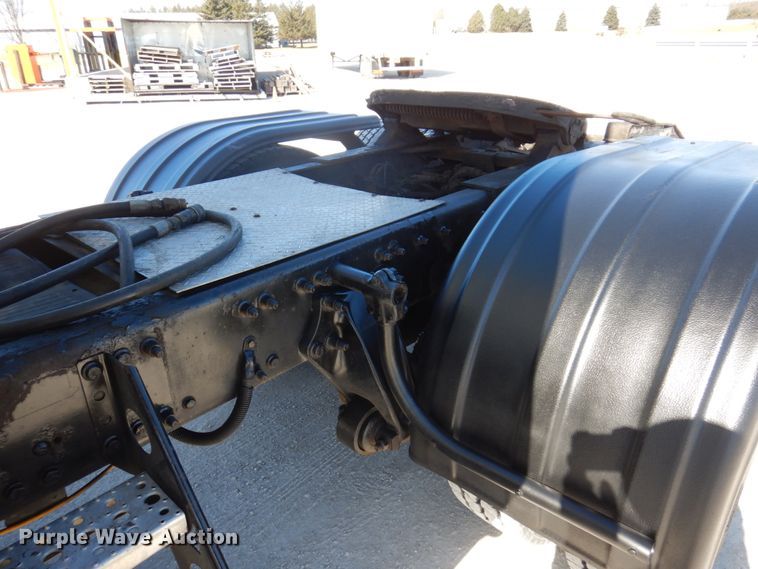 image for item IM9864 2004 Freightliner Columbia 120  semi truck