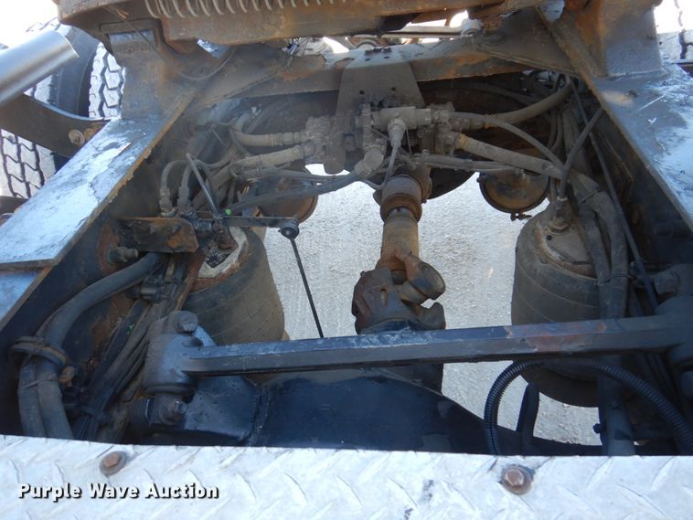 image for item IM9864 2004 Freightliner Columbia 120  semi truck