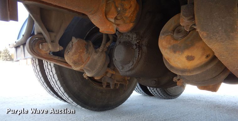 image for item IM9864 2004 Freightliner Columbia 120  semi truck