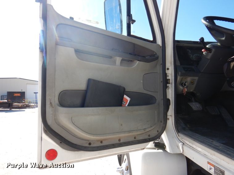 image for item IM9864 2004 Freightliner Columbia 120  semi truck