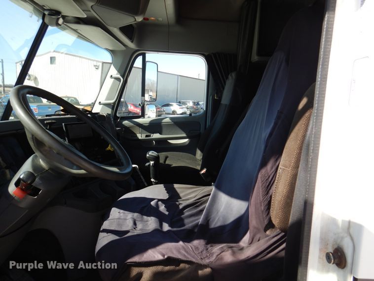 image for item IM9864 2004 Freightliner Columbia 120  semi truck