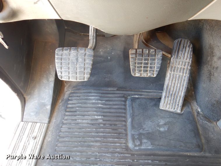 image for item IM9864 2004 Freightliner Columbia 120  semi truck