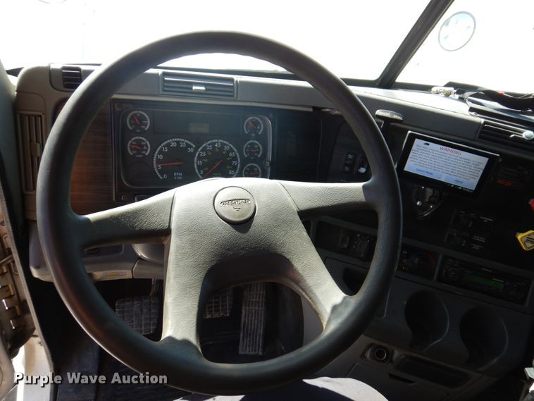 image for item IM9864 2004 Freightliner Columbia 120  semi truck