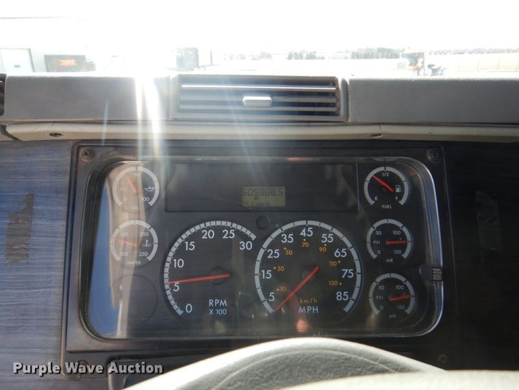 image for item IM9864 2004 Freightliner Columbia 120  semi truck