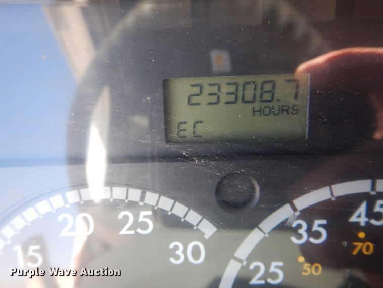 image for item IM9864 2004 Freightliner Columbia 120  semi truck