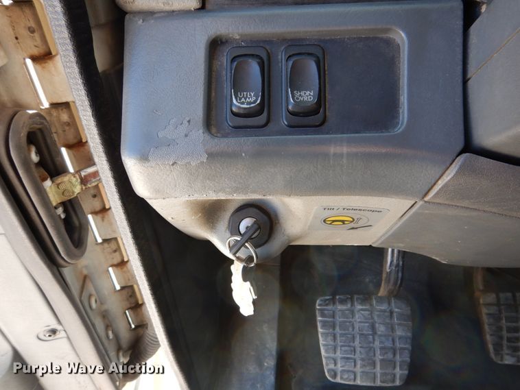 image for item IM9864 2004 Freightliner Columbia 120  semi truck