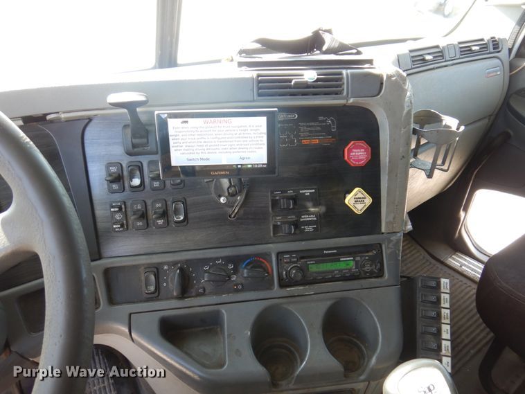 image for item IM9864 2004 Freightliner Columbia 120  semi truck