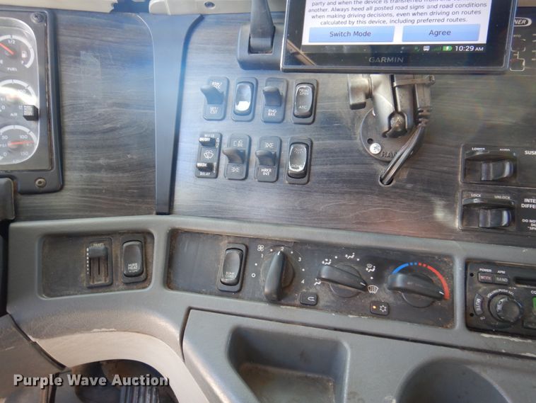 image for item IM9864 2004 Freightliner Columbia 120  semi truck