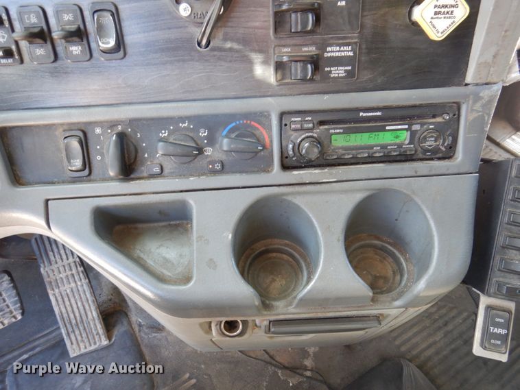 image for item IM9864 2004 Freightliner Columbia 120  semi truck