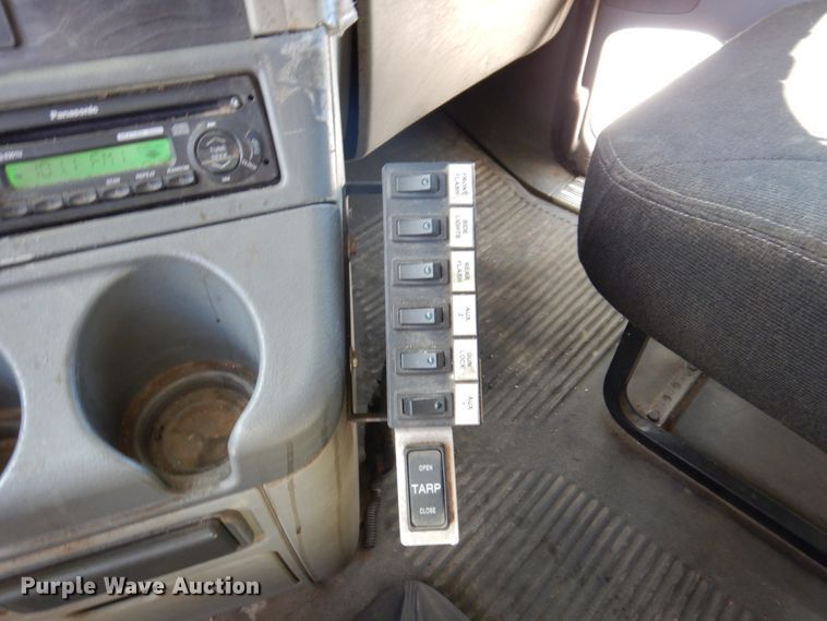 image for item IM9864 2004 Freightliner Columbia 120  semi truck