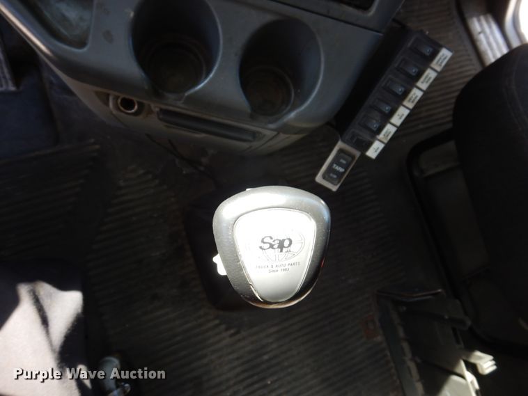 image for item IM9864 2004 Freightliner Columbia 120  semi truck