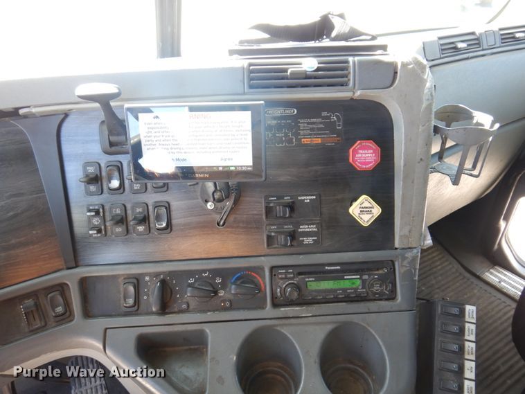 image for item IM9864 2004 Freightliner Columbia 120  semi truck