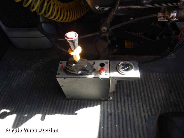 image for item IM9864 2004 Freightliner Columbia 120  semi truck