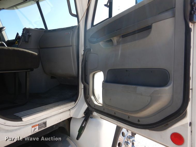 image for item IM9864 2004 Freightliner Columbia 120  semi truck