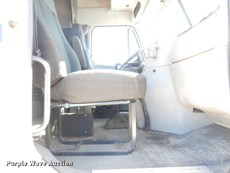 image for item IM9864 2004 Freightliner Columbia 120  semi truck