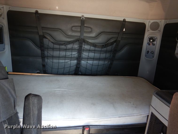 image for item IM9864 2004 Freightliner Columbia 120  semi truck