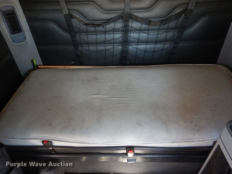 image for item IM9864 2004 Freightliner Columbia 120  semi truck