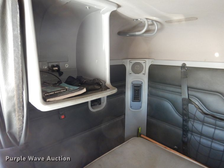 image for item IM9864 2004 Freightliner Columbia 120  semi truck