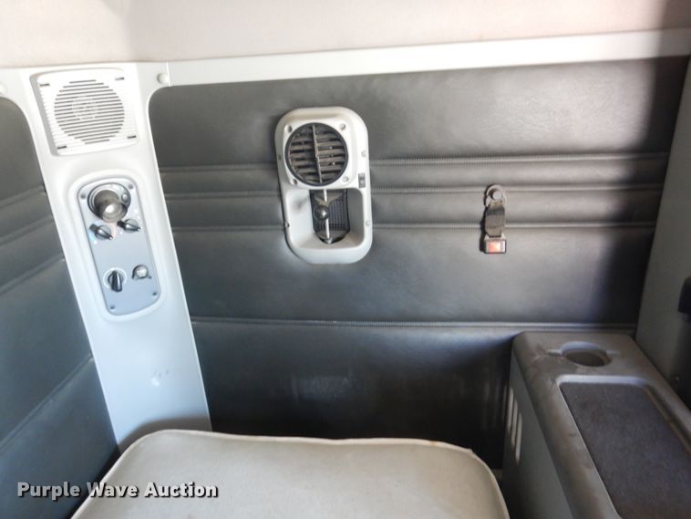 image for item IM9864 2004 Freightliner Columbia 120  semi truck