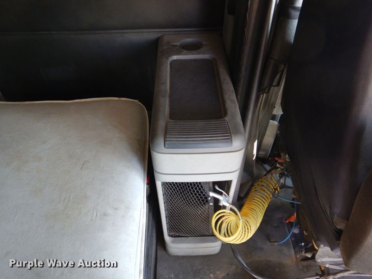 image for item IM9864 2004 Freightliner Columbia 120  semi truck