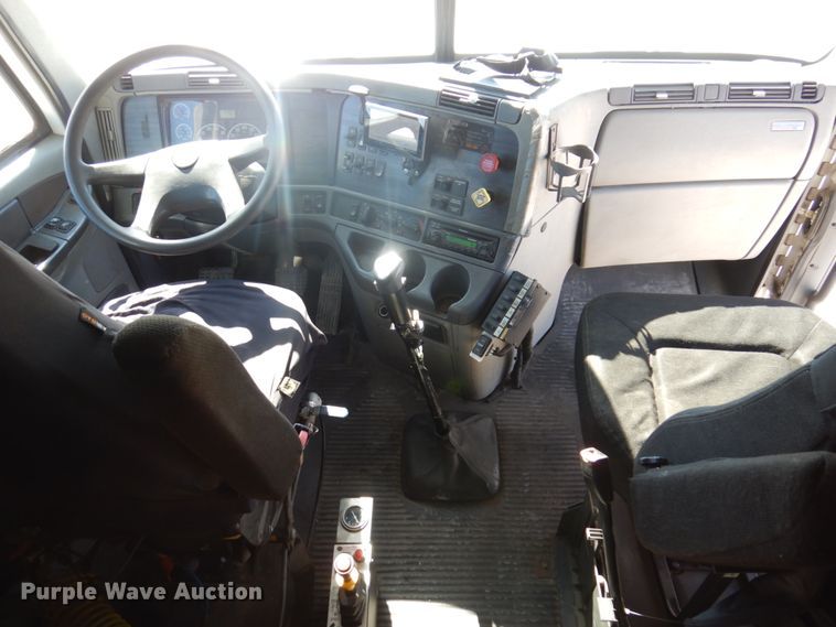 image for item IM9864 2004 Freightliner Columbia 120  semi truck